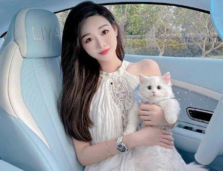 吃瓜网红雅典娜图片,表情包走红网络